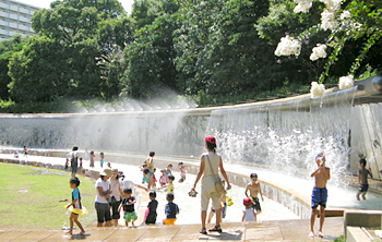 写真　虹の広場の水遊び