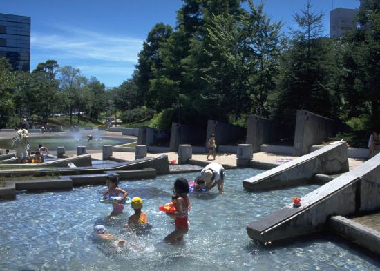 写真　新長島川親水公園の水遊び