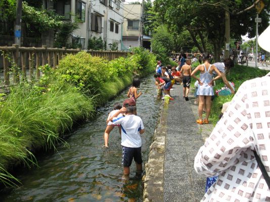 写真　古川親水公園の水遊び